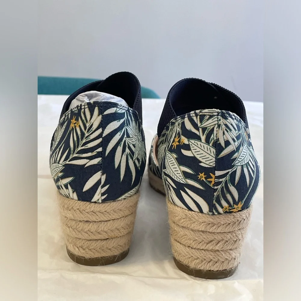 NWOB Life Stride Women's Navy Bold Floral Espadrille Shoes in size 9.5